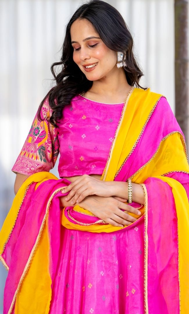 Gulabi Noor Lehenga
